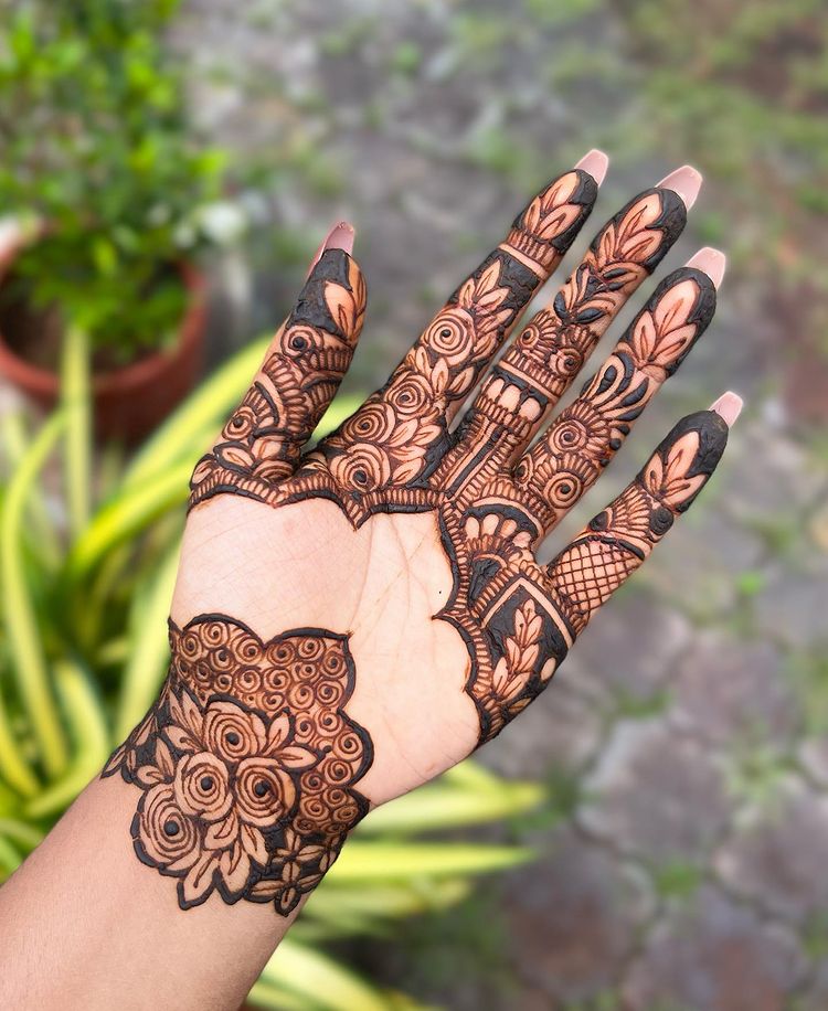 10 Front Hand Mehndi Design Ideas for the Wedding Season