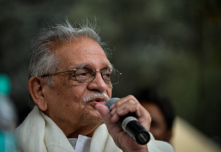 33 Deep Gulzar Quotes, Shayari and Lines that will Enthrall You