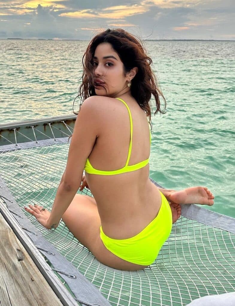 Top 10 Janhvi Kapoor Hot and Sexy Photos