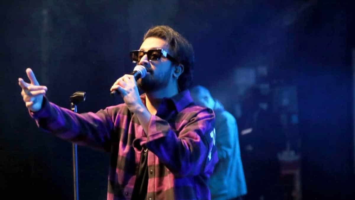 Atif Aslam Stops Concert After Fans Throw Money At Him; Here Is How The ...